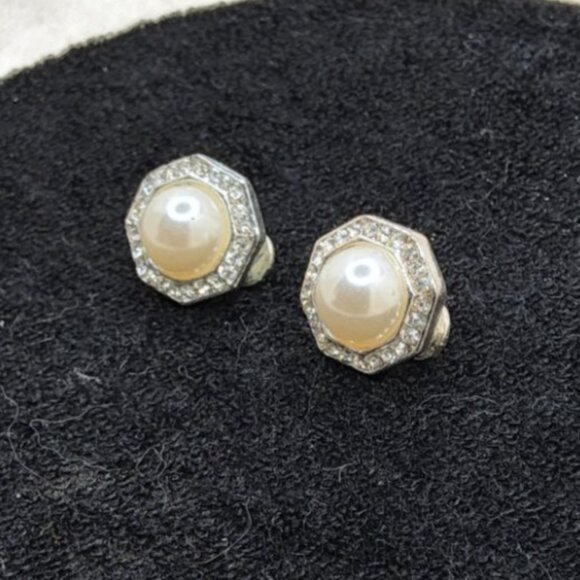 Vintage JJG Jonette for Napier Silver Tone Octagon Faux Pearl Clip On Earrings - Picture 2 of 5